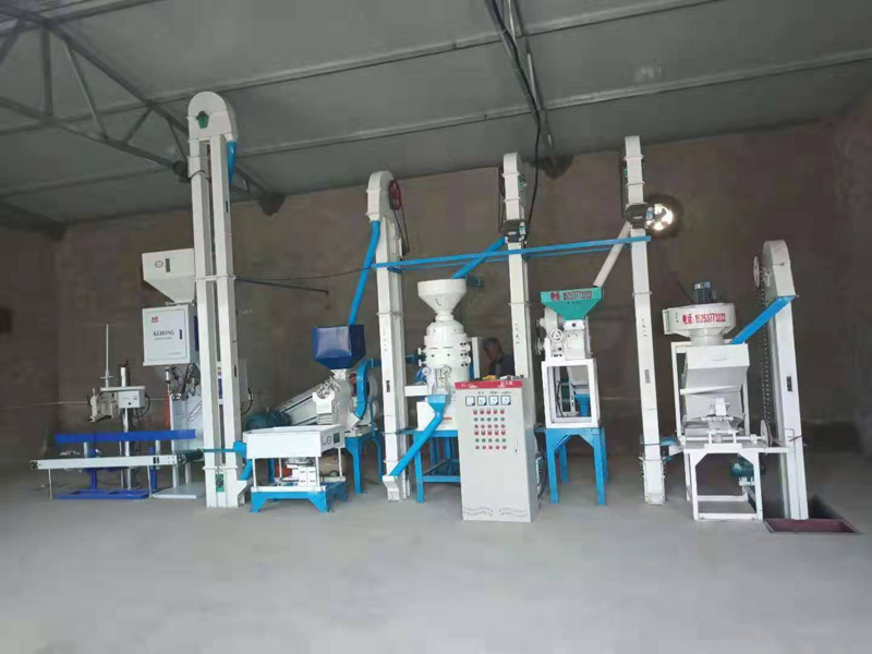 陜西榆林府谷縣麻鎮(zhèn)18型小米成套加工設備安裝調試完畢